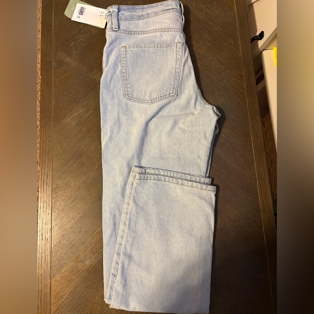 H&M 90’s Boyfriend Jeans
NWT